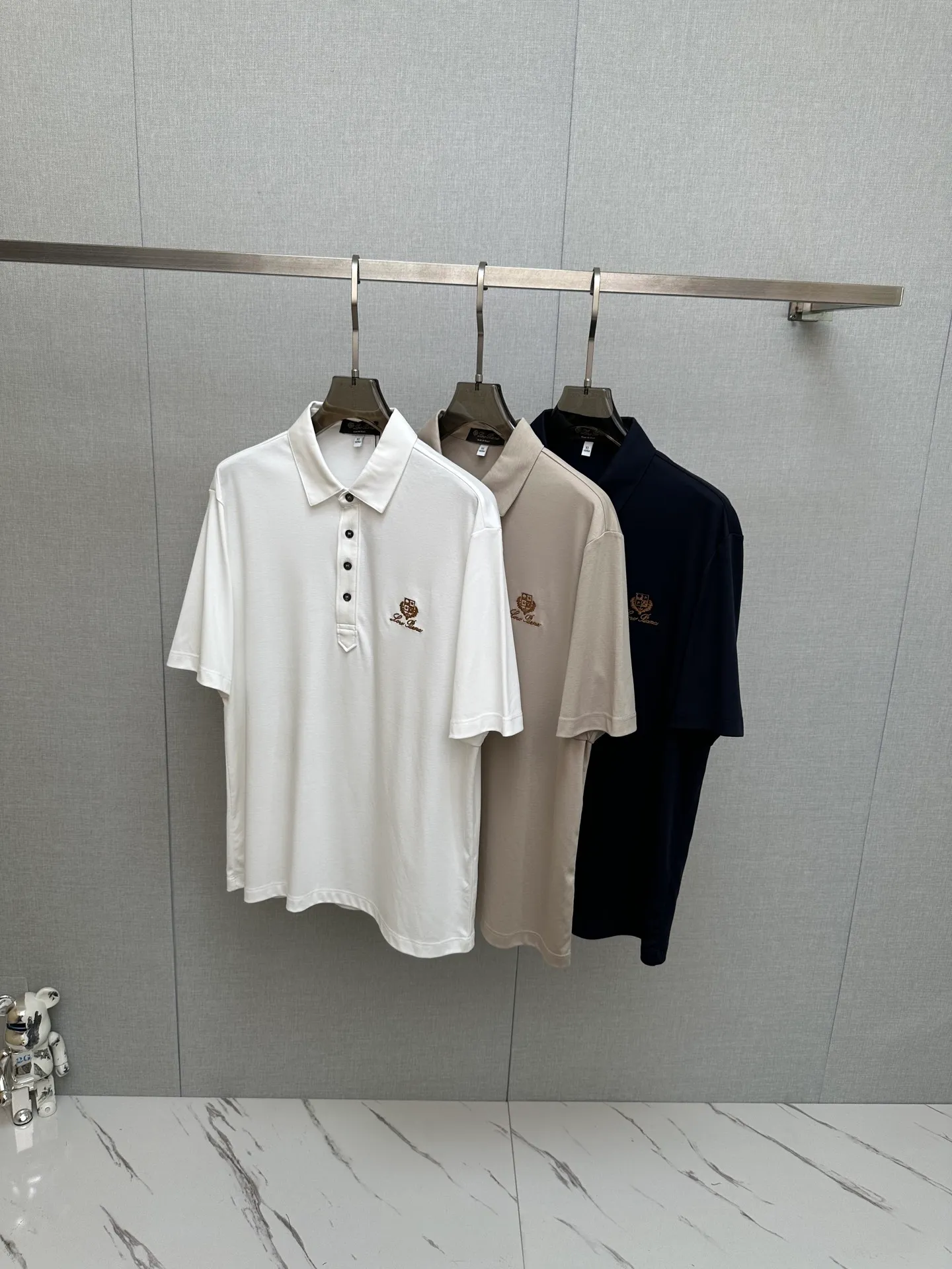 Spring and summer New Arrival's first counter is the latest New Arrival lapel short-sleeve, refreshing and breathable. Premium customized design, avant-garde and fashionable! The brand logo is designed with heavy craftsmanship. It feels soft. It is comfortable to wear. It has exquisite counter-level stitching. It has fine workmanship. The upper body effect is incomparably handsome! A must-have item for a stylish man! Sizes:M-3XL